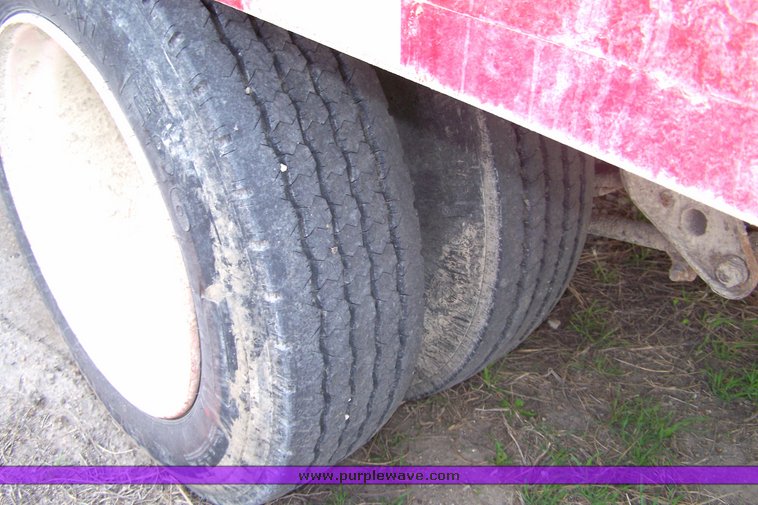 image for item 8104 1997 Mcel 40' ground load stock trailer