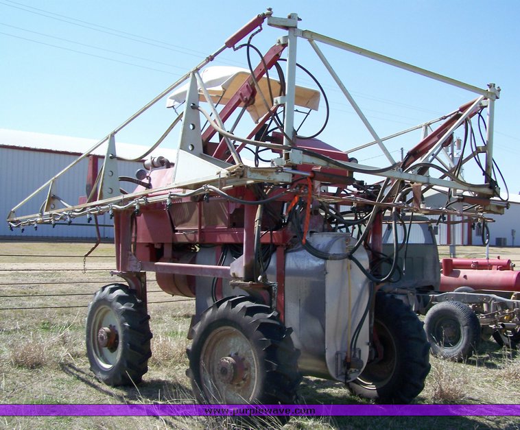 image for item 8623 1976 Hagie 470 Hi-tractor sprayer