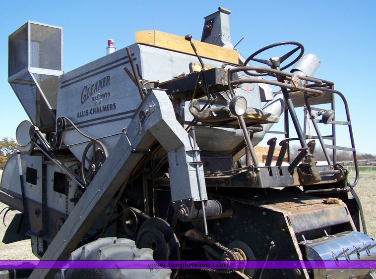image for item 8626 1963 Gleaner E combine