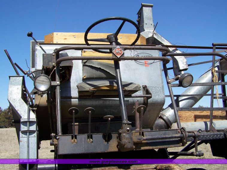 image for item 8626 1963 Gleaner E combine