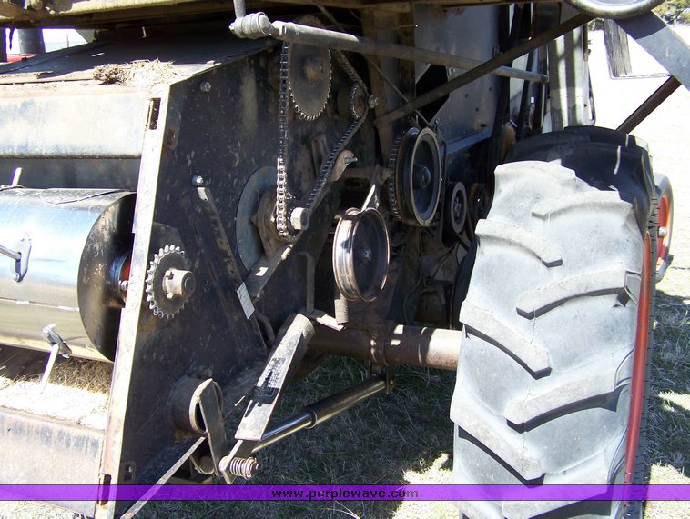 image for item 8626 1963 Gleaner E combine