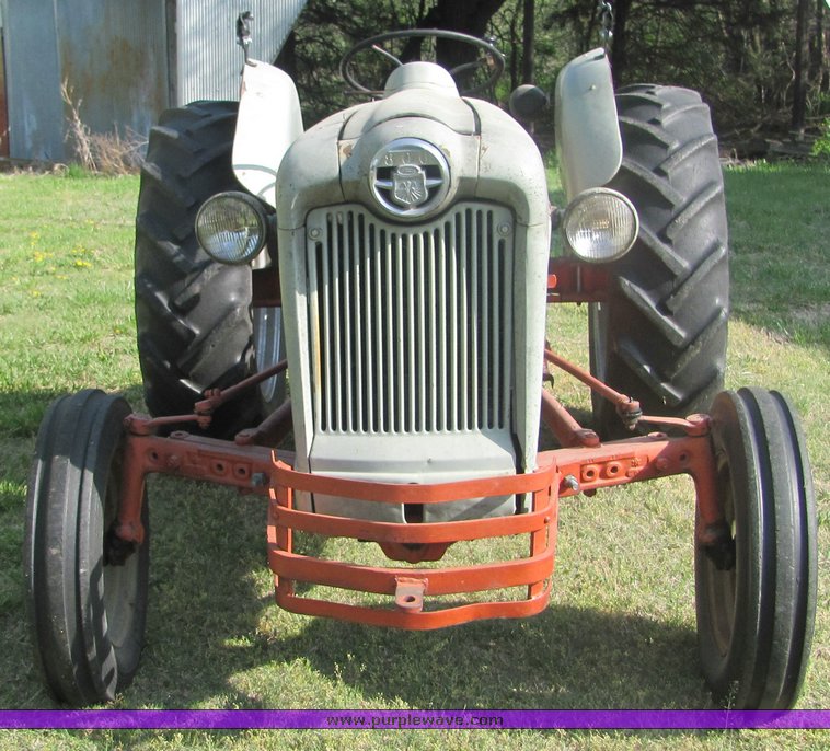image for item 9065 Ford 800 tractor