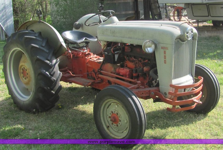 Ford 800 tractor in Derby, KS Item 9065 sold Purple Wave
