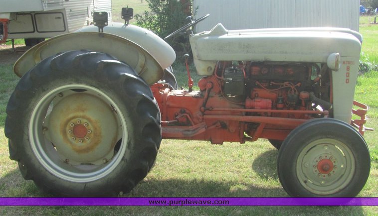 image for item 9065 Ford 800 tractor