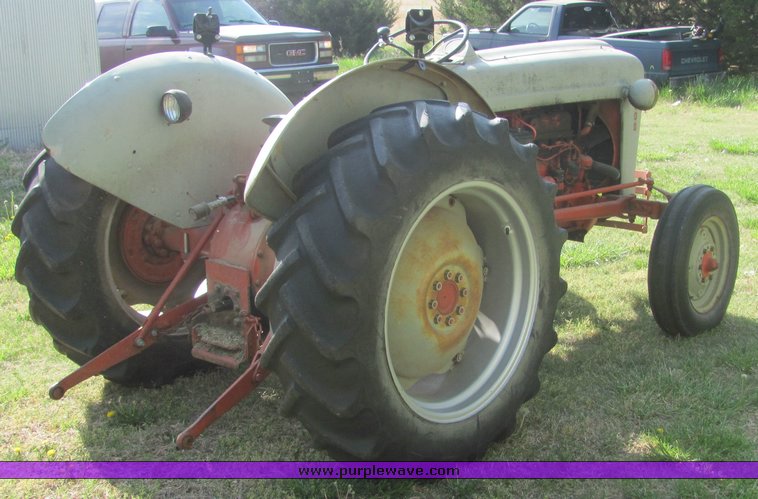 image for item 9065 Ford 800 tractor
