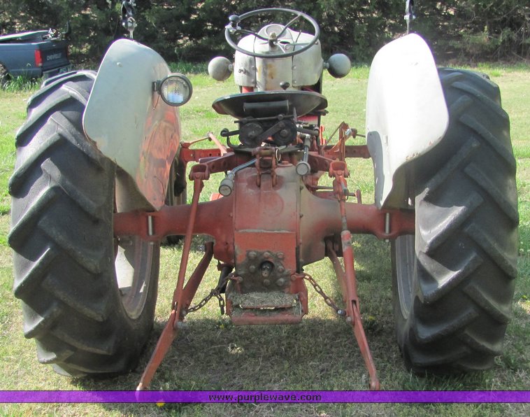 image for item 9065 Ford 800 tractor