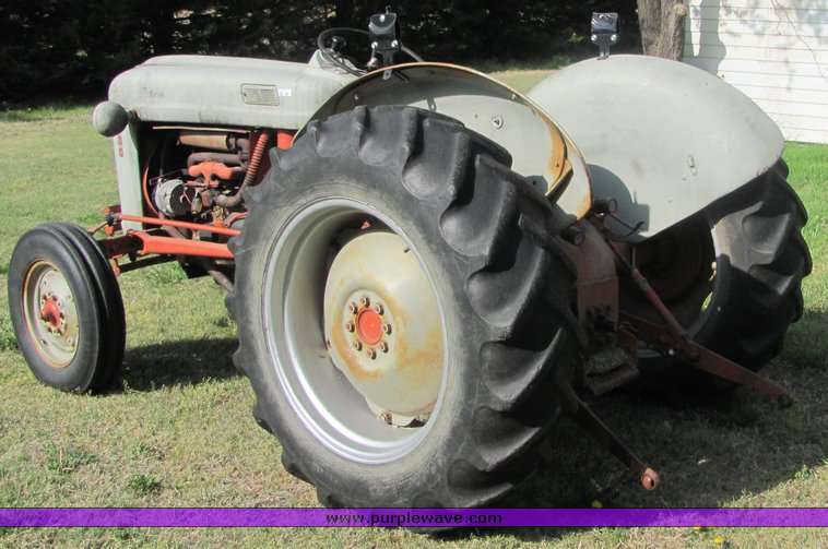 image for item 9065 Ford 800 tractor