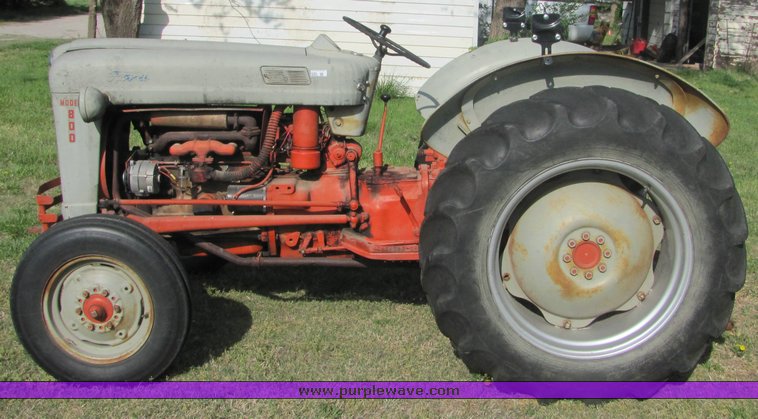 image for item 9065 Ford 800 tractor