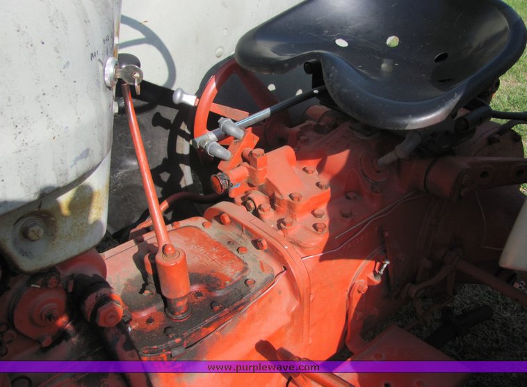 image for item 9065 Ford 800 tractor