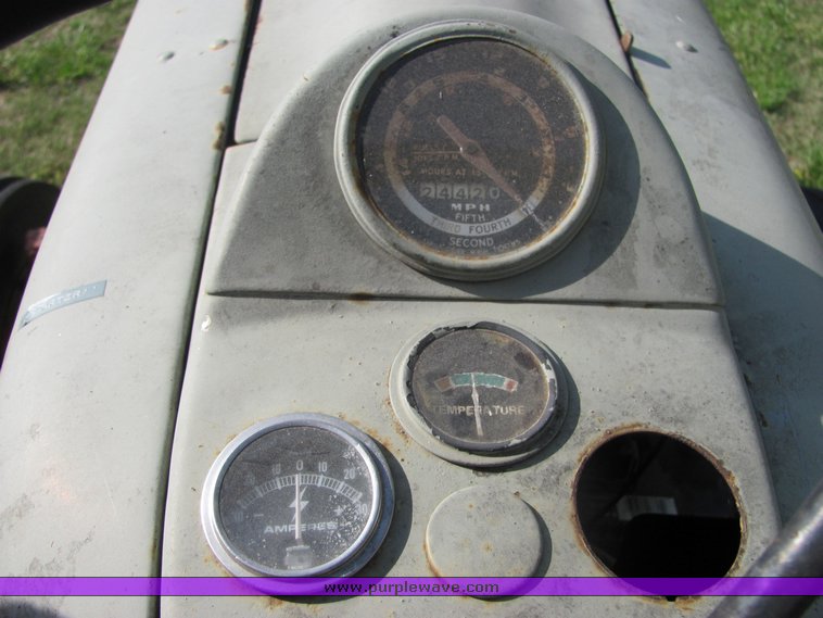 image for item 9065 Ford 800 tractor