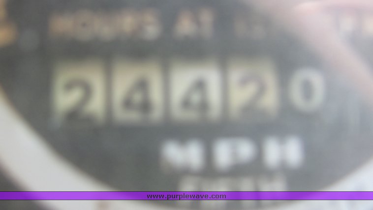 image for item 9065 Ford 800 tractor