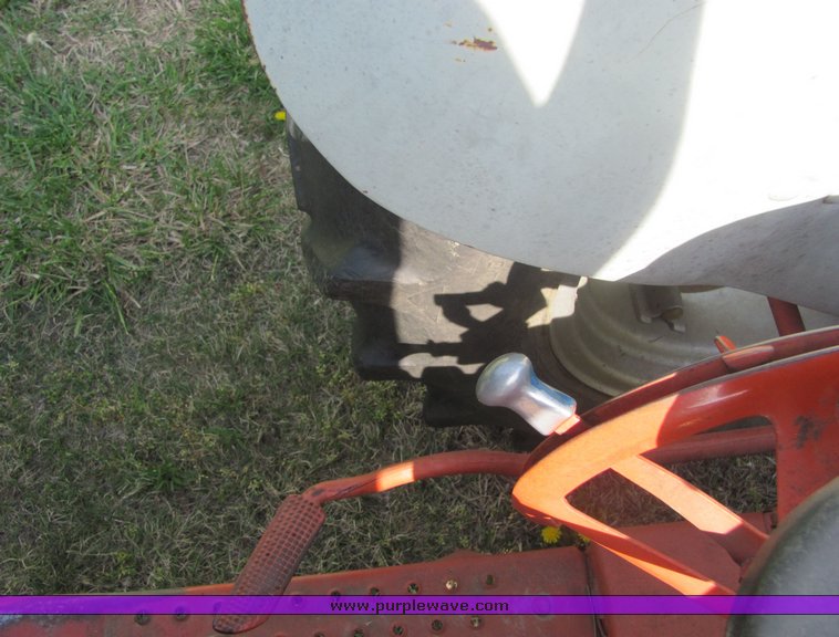 image for item 9065 Ford 800 tractor