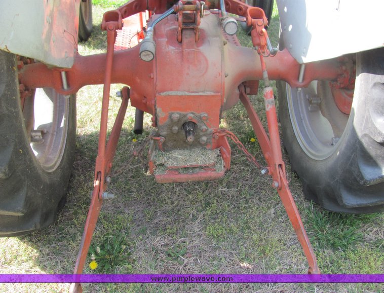 image for item 9065 Ford 800 tractor