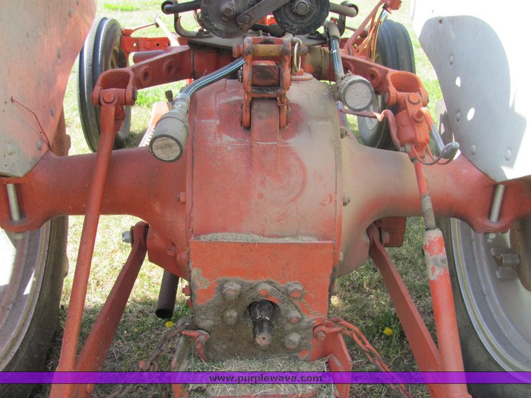 image for item 9065 Ford 800 tractor