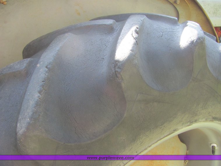 image for item 9065 Ford 800 tractor