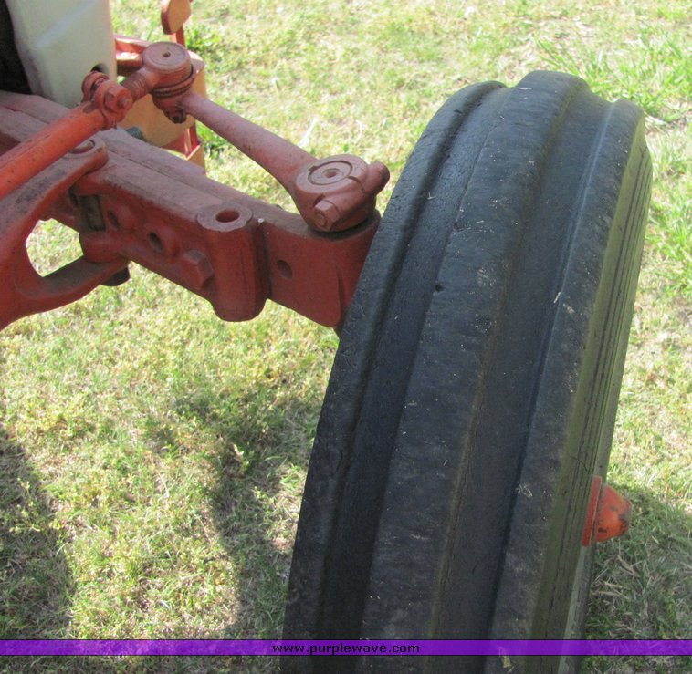 image for item 9065 Ford 800 tractor