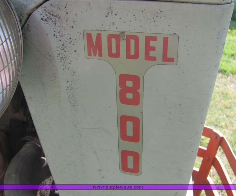 image for item 9065 Ford 800 tractor