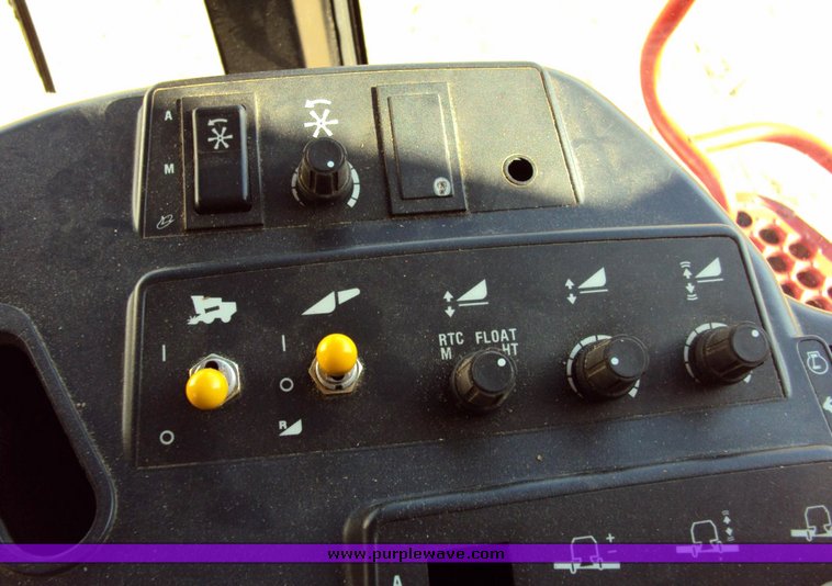 image for item 9503 2004 Case IH 2388 combine