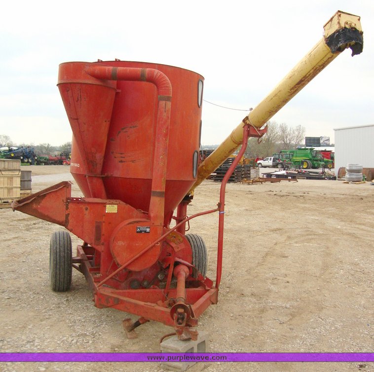 New Holland 352 grinder mixer in Harrisonville, MO Item 9805 sold