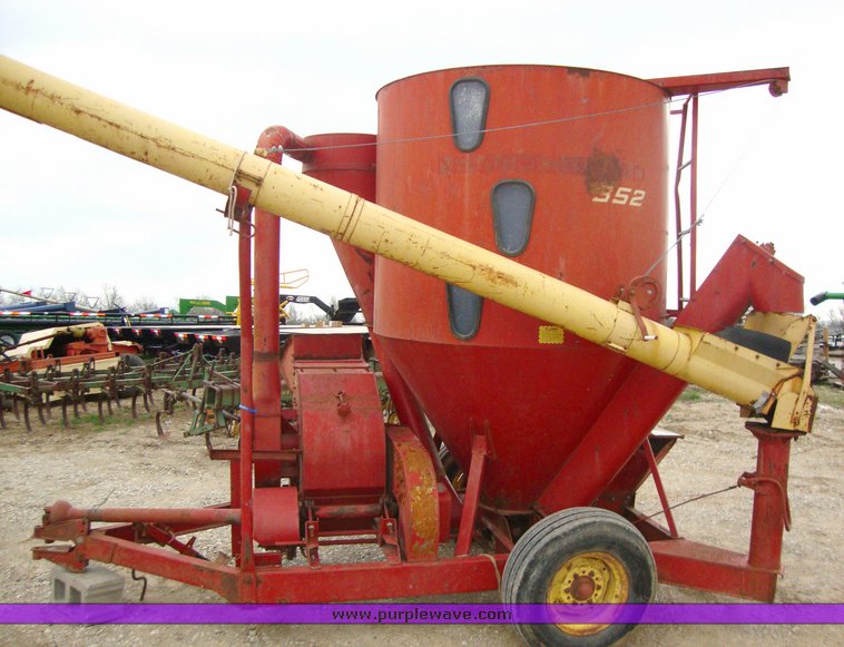 New Holland 352 grinder mixer in Harrisonville, MO Item 9805 sold