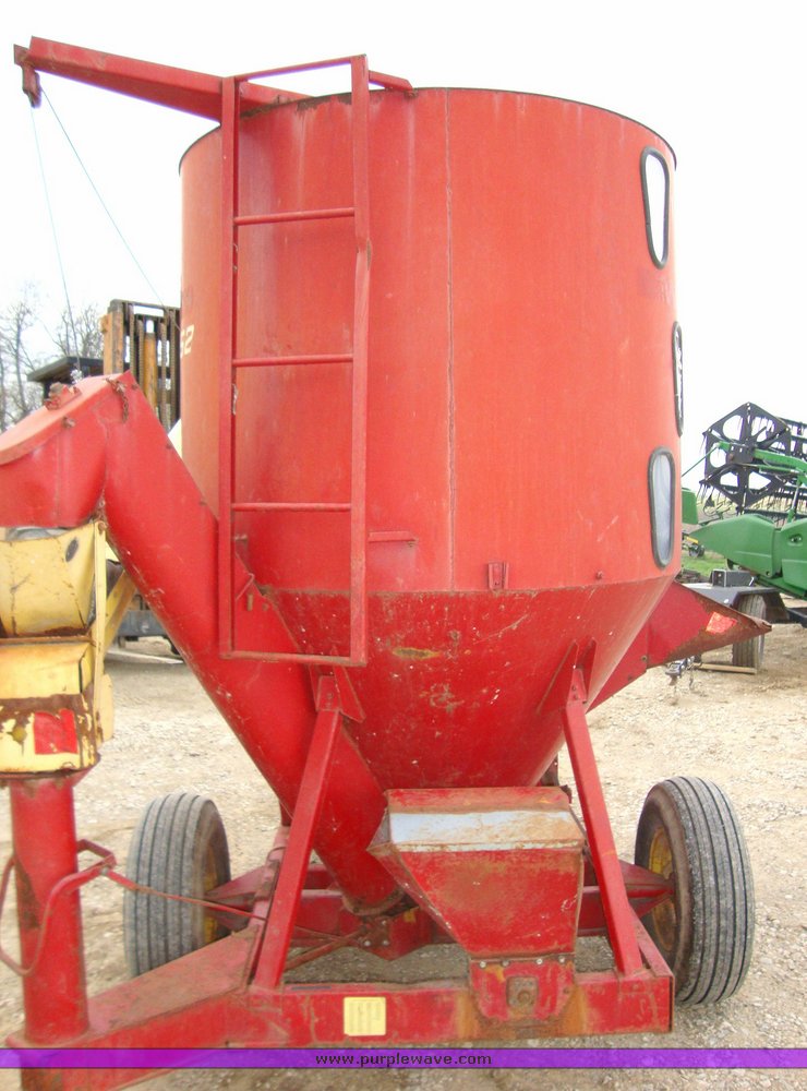 New Holland 352 grinder mixer in Harrisonville, MO Item 9805 sold