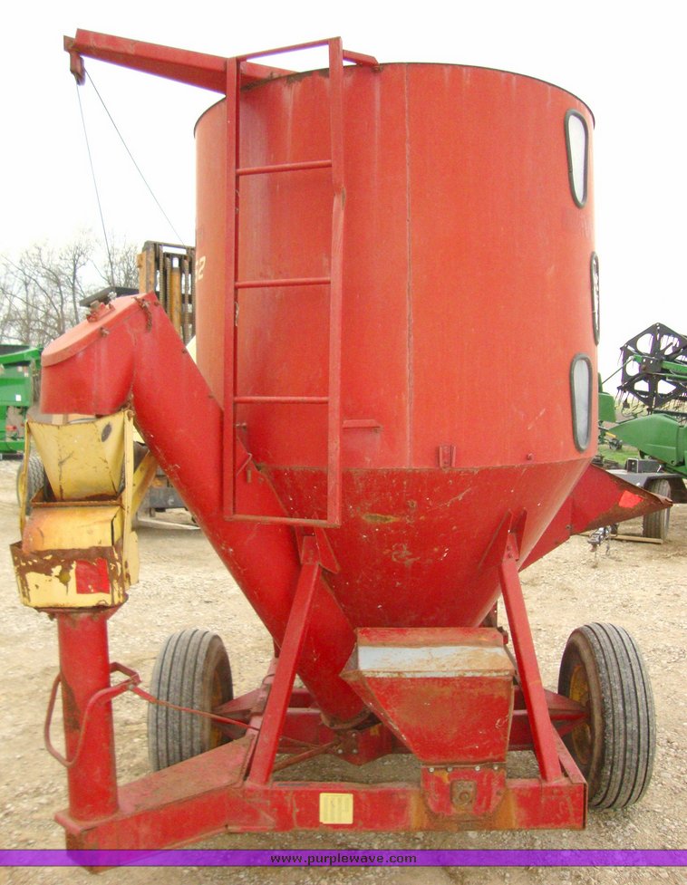 image for item 9805 New Holland 352 grinder mixer