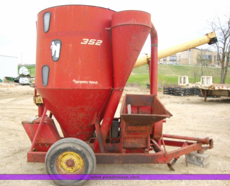 image for item 9805 New Holland 352 grinder mixer