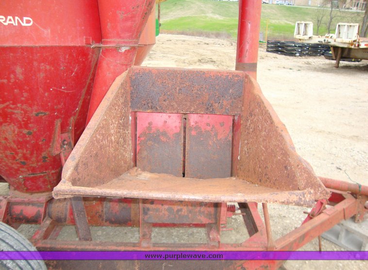 image for item 9805 New Holland 352 grinder mixer