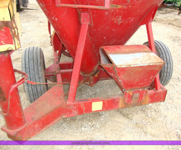 image for item 9805 New Holland 352 grinder mixer