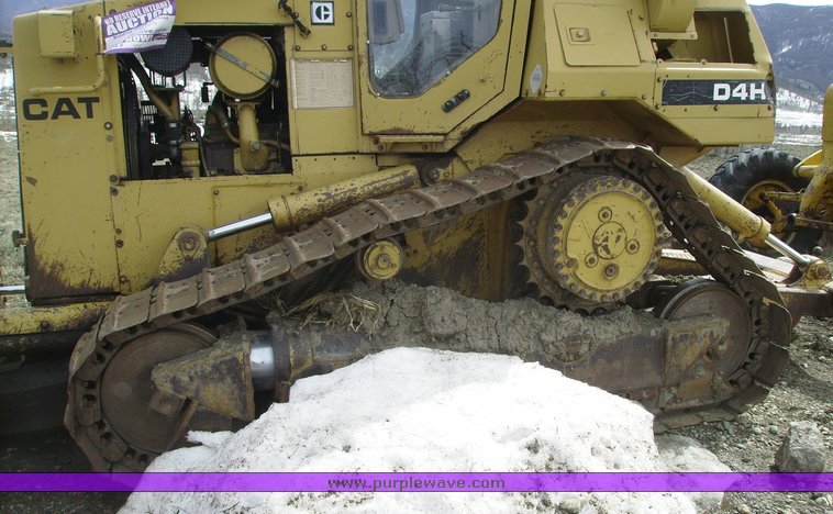image for item 1011 1989 Caterpillar D4H dozer