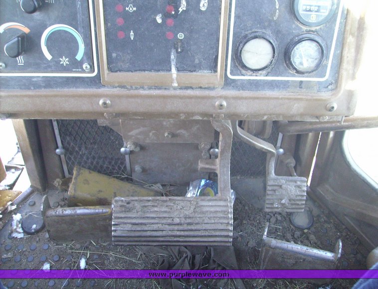 image for item 1011 1989 Caterpillar D4H dozer