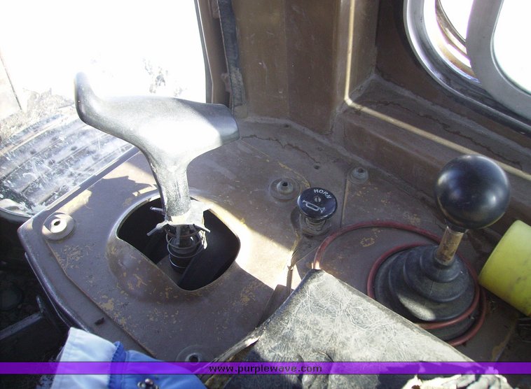 image for item 1011 1989 Caterpillar D4H dozer