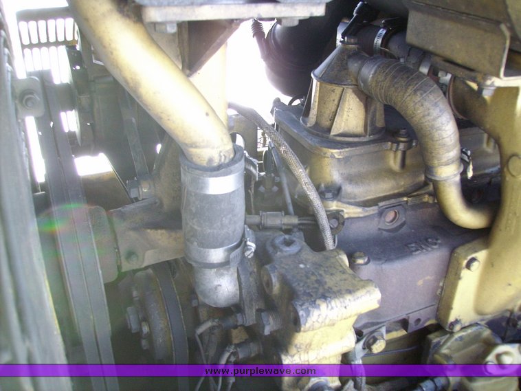 image for item 1011 1989 Caterpillar D4H dozer