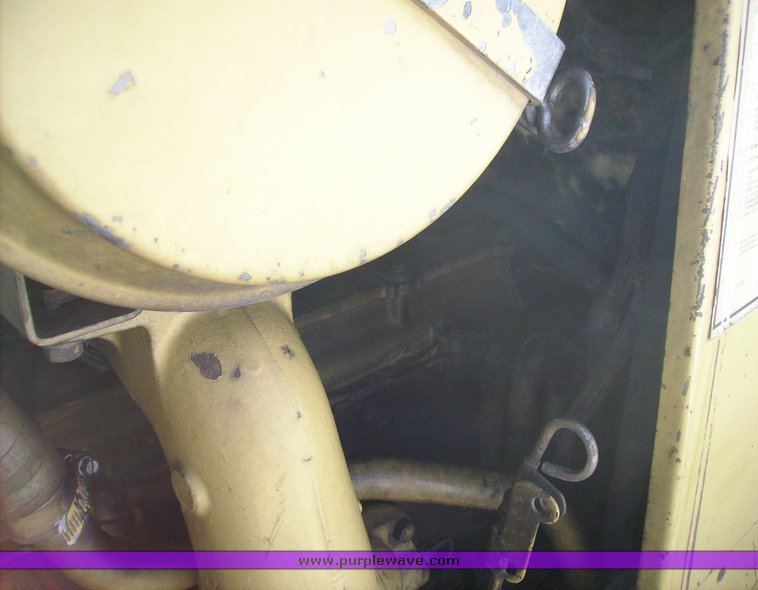 image for item 1011 1989 Caterpillar D4H dozer