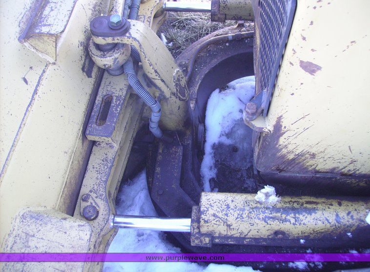 image for item 1011 1989 Caterpillar D4H dozer