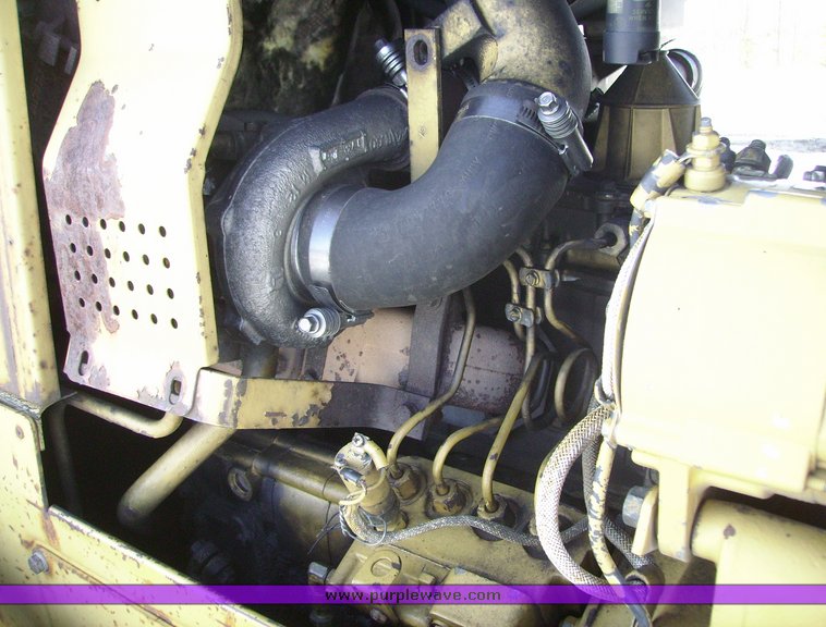 image for item 1011 1989 Caterpillar D4H dozer