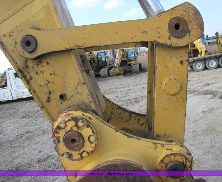 image for item 1200 2005 Caterpillar 330CL hydraulic excavator