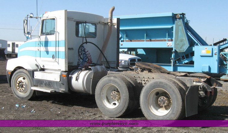 image for item 2099 1990 Kenworth Construct T400 semi truck