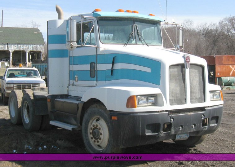 image for item 2099 1990 Kenworth Construct T400 semi truck