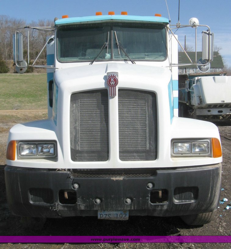 image for item 2099 1990 Kenworth Construct T400 semi truck