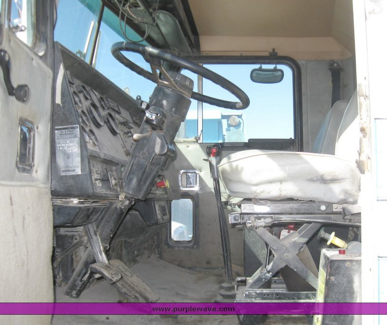 image for item 2099 1990 Kenworth Construct T400 semi truck