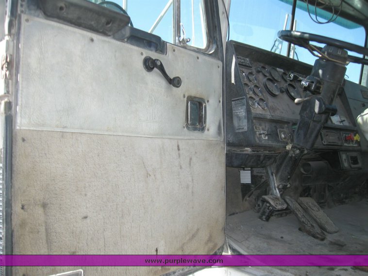 image for item 2099 1990 Kenworth Construct T400 semi truck