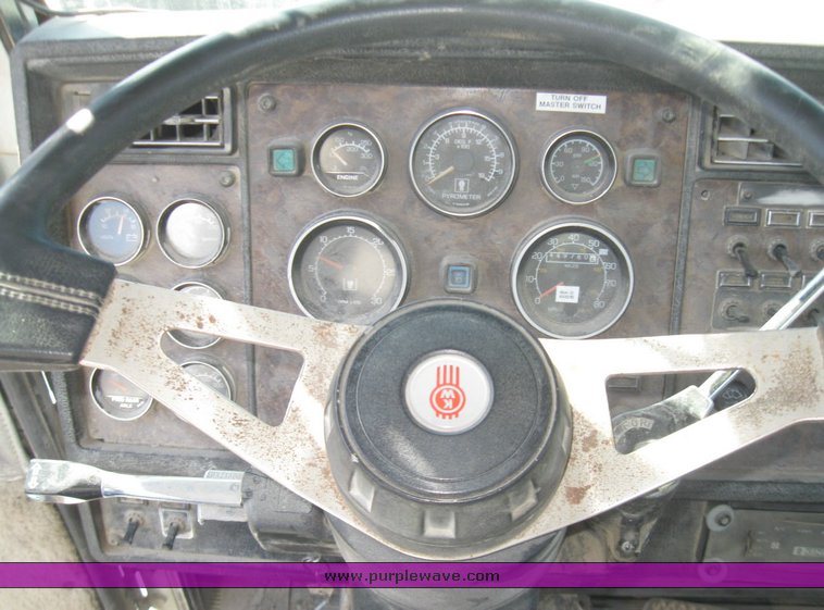 image for item 2099 1990 Kenworth Construct T400 semi truck