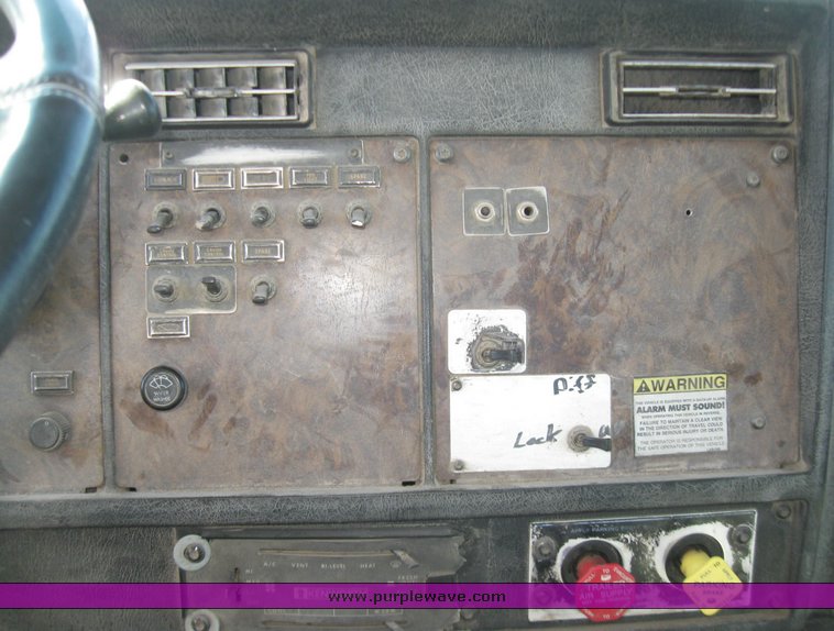 image for item 2099 1990 Kenworth Construct T400 semi truck