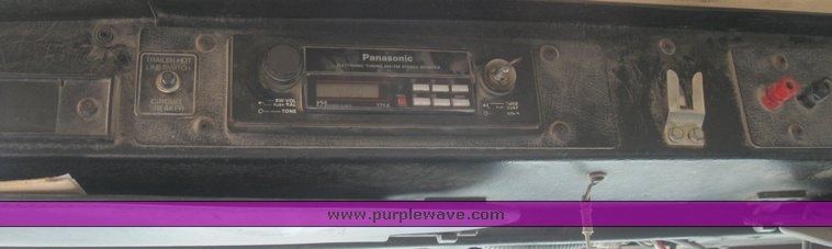 image for item 2099 1990 Kenworth Construct T400 semi truck