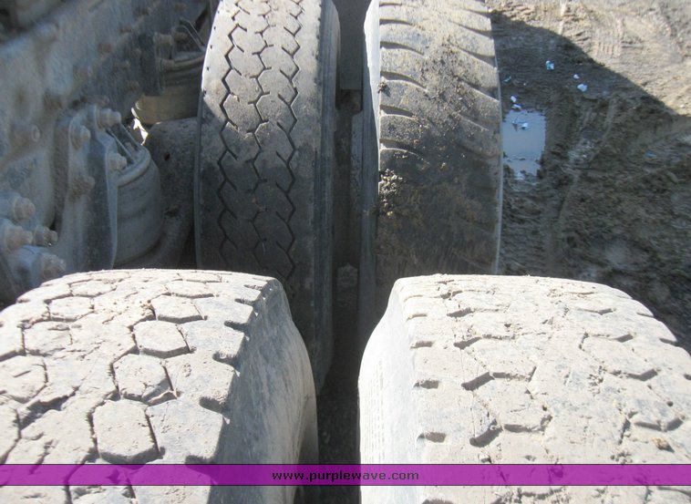 image for item 2099 1990 Kenworth Construct T400 semi truck