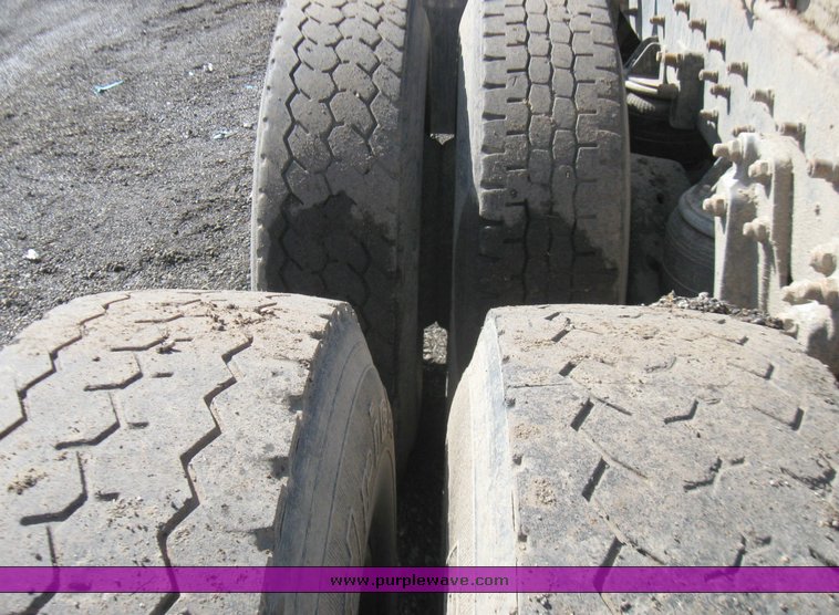 image for item 2099 1990 Kenworth Construct T400 semi truck