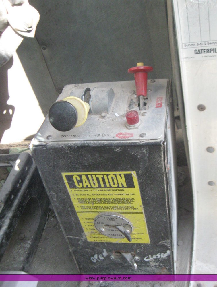 image for item 2099 1990 Kenworth Construct T400 semi truck