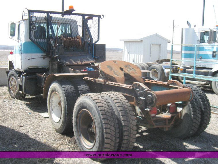 image for item 2106 1977 Mack semi truck