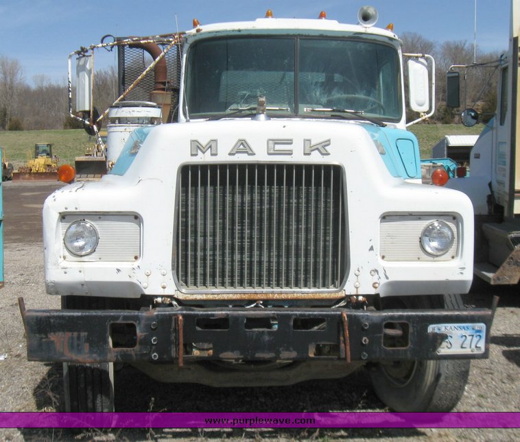 image for item 2106 1977 Mack semi truck